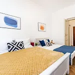 Days - Old Town In Location Daire Prag