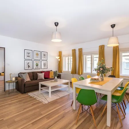 Days - Old Town In Location Daire Prag